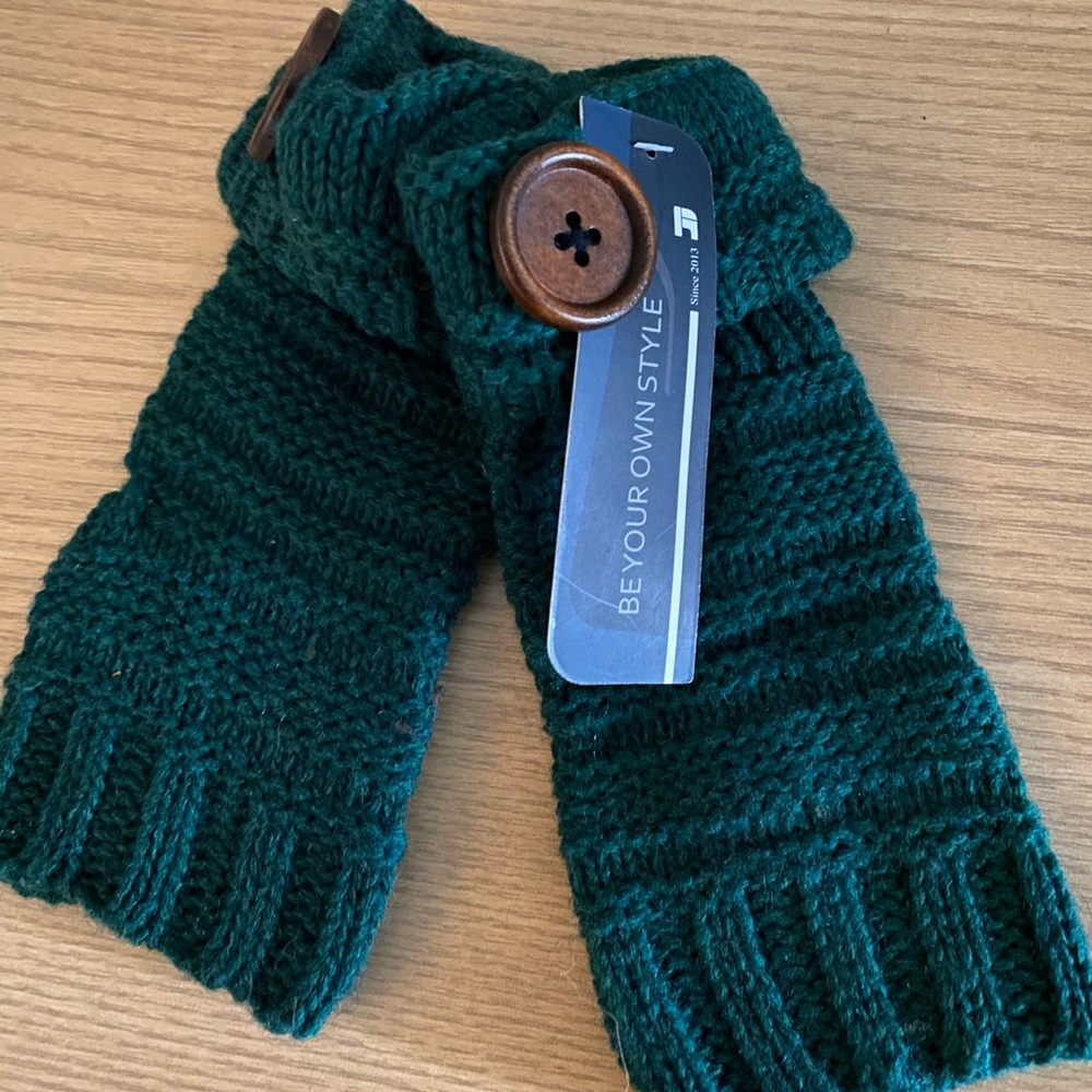 Green fingerless gloves